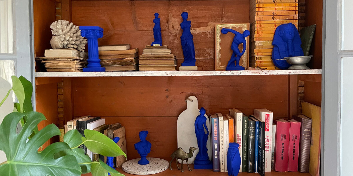 Bibliothèque de pièces RE-UUSE.ME en bleu Klein IKB — Vénus, Discobole, Toutânkhamon et bustes parmi les livres anciens