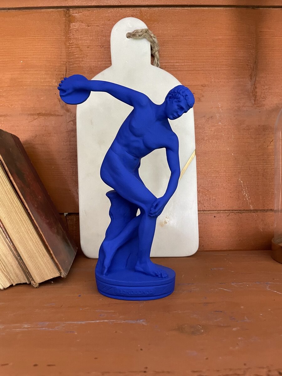 Discobole — statue restaurée et recouverte de bleu Klein IKB