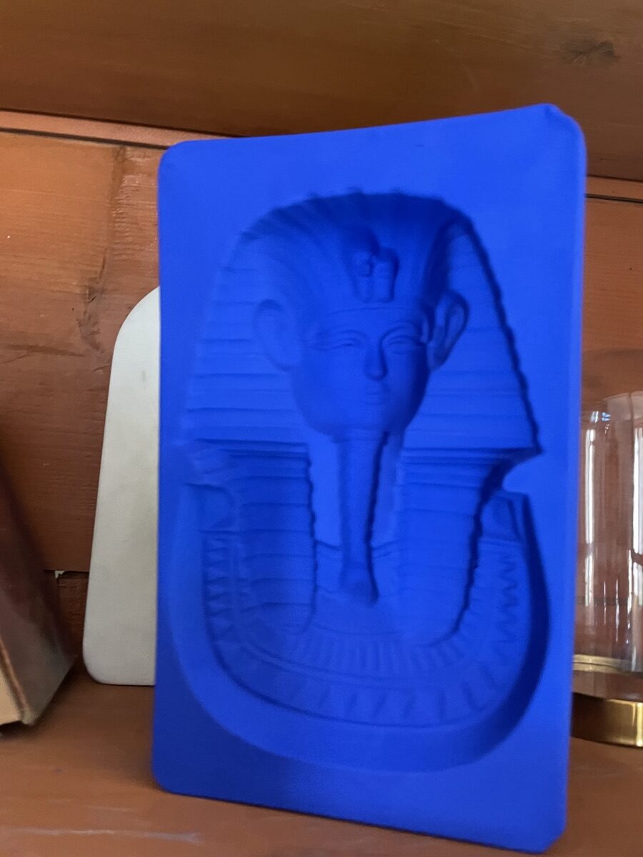 Toutânkhamon en négatif — pièce restaurée et recouverte de bleu Klein IKB