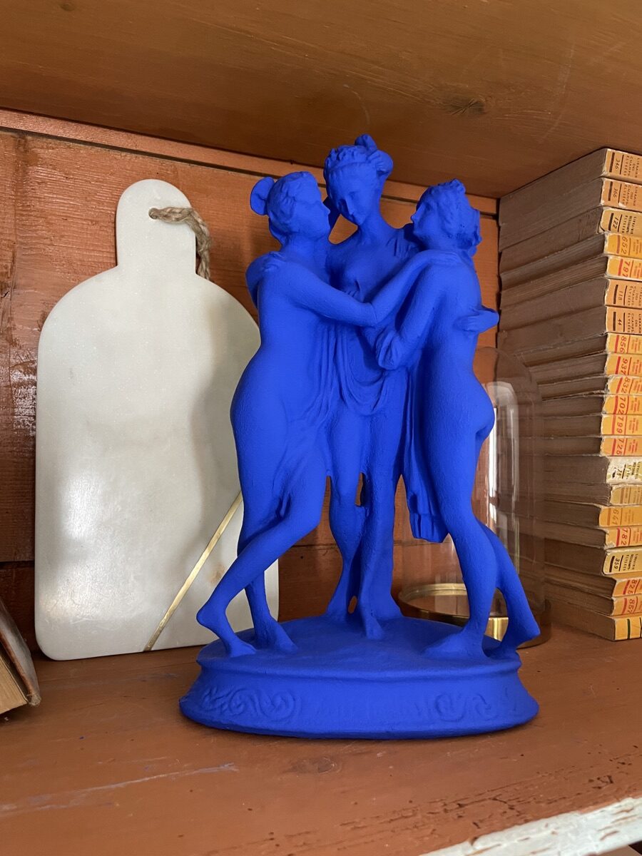 Les Trois Grâces — statue en plâtre restaurée, recouverte de bleu Klein IKB