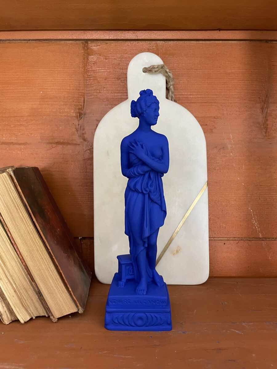Vénus d'après Canova — statue restaurée et recouverte de bleu Klein IKB