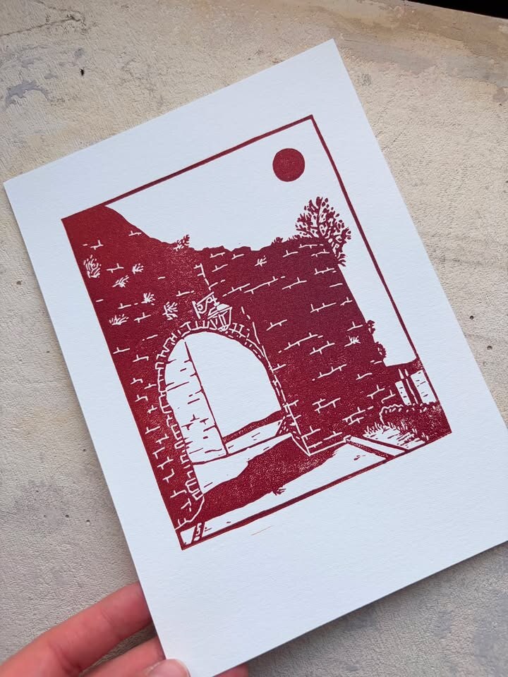 Linogravure « En montant au château » — le porche voûté du Barroux, par Sarah Delanchy