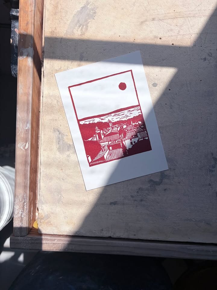 Linogravure « Sur les toits du Barroux » par Sarah Delanchy