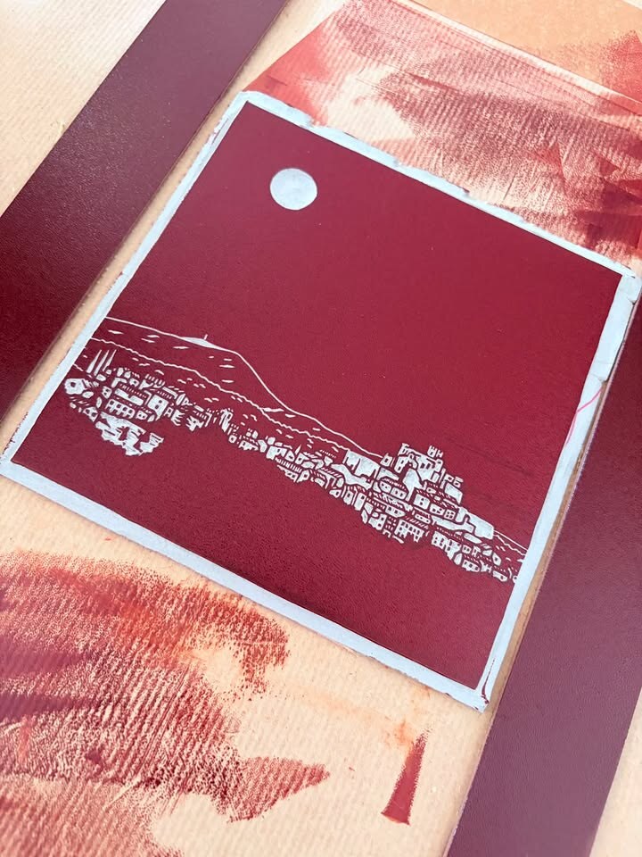 Linogravure « Le Barroux » — la silhouette du village, par Sarah Delanchy