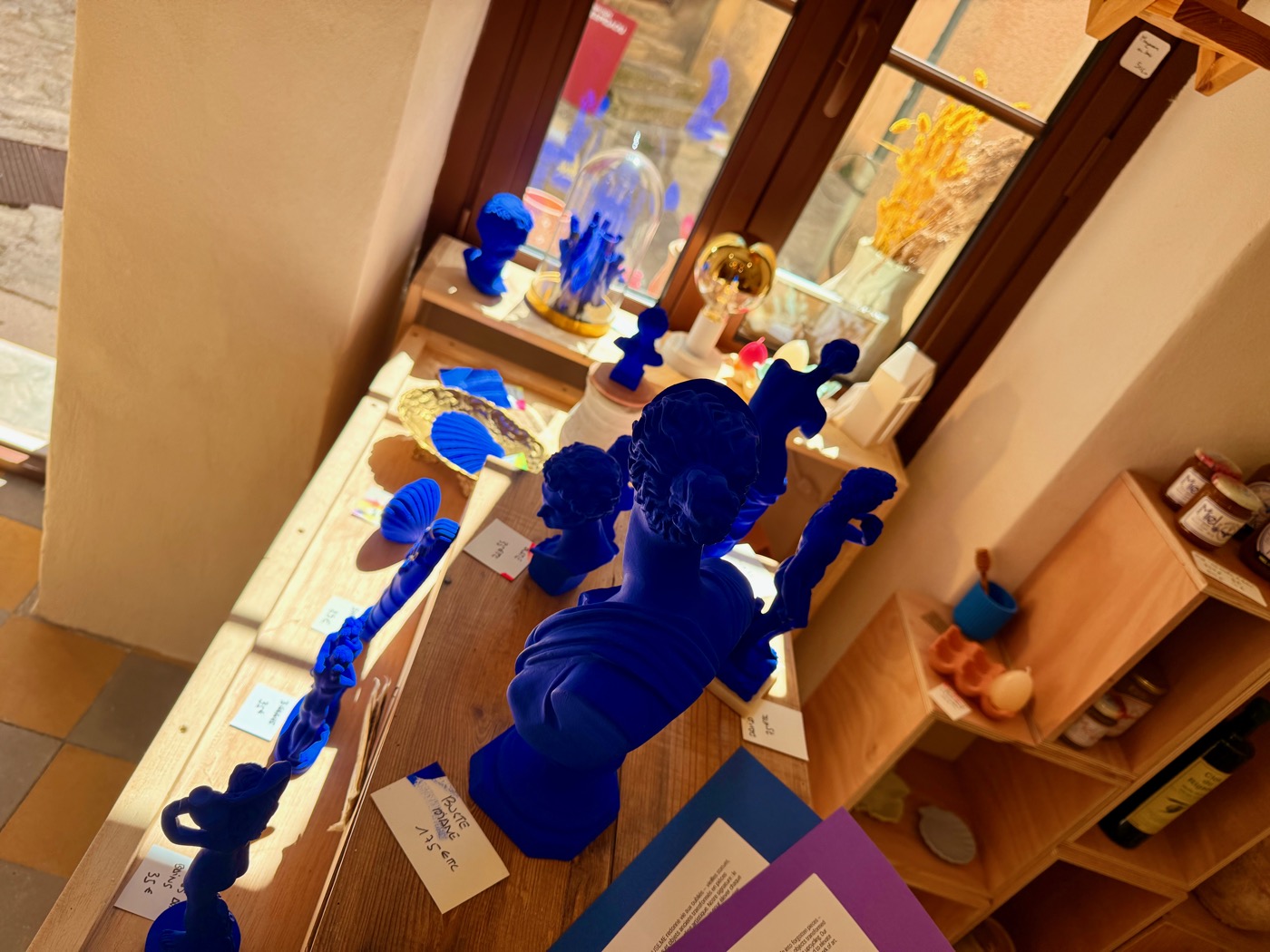 Exposition RE-UUSE.ME — Statues bleu Klein IKB à la Maison Espigaou