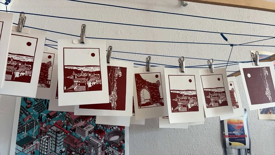 Linogravures du Barroux par Sarah Delanchy, séchant à l'atelier